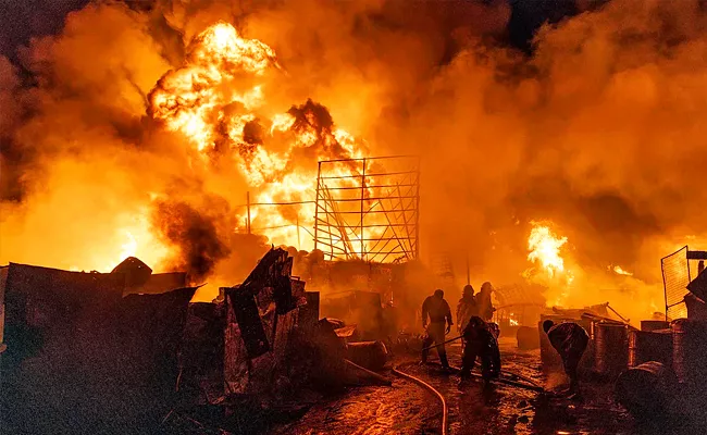 Massive Gas explosion in Kenya  Nairobi kills 2 Injures 300 Above - Sakshi