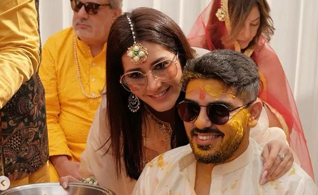 Raashii Khanna enjoy In Haldi Ceremony with Her Family Pics Goes Viral  - Sakshi