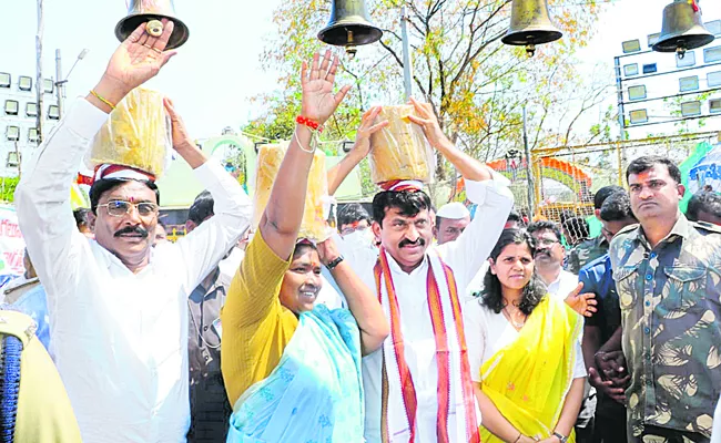 Minister Seethakka And Ponguleti Srinivas Reddy Medaram Sammakka Saralamma Jatara - Sakshi