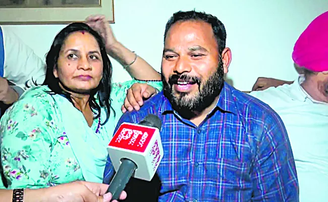 Supreme Court overturns result: declares AAP candidate Chandigarh mayor - Sakshi