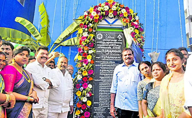 Handover of pattas and locks to beneficiaries of TIDCO houses - Sakshi