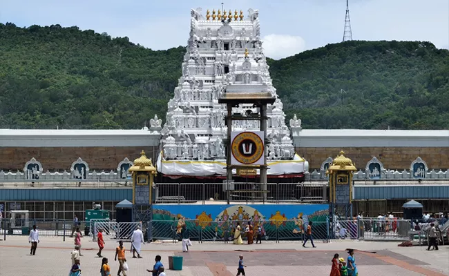 Today Tirumala darshan 10Hours Waiting Time - Sakshi