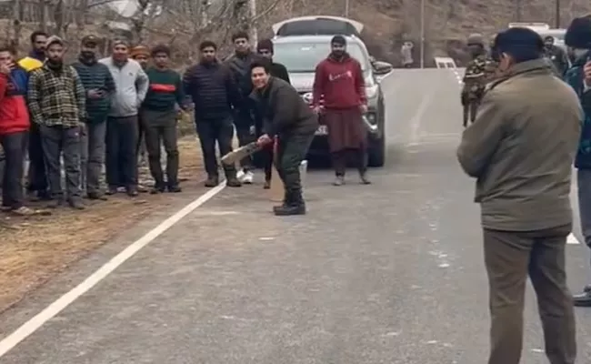 Sachin Tendulkar Plays Cricket With Locals In Gulmarg - Sakshi