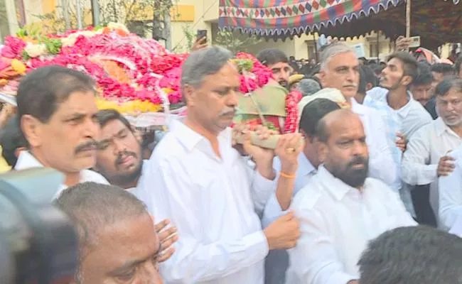 Harish Rao In Mla Lasya Nanditha Last Rites - Sakshi