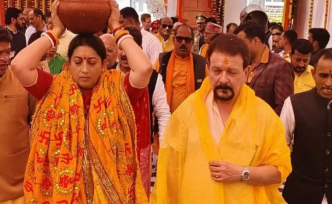 Union Minister Smriti Irani Perform Rituals At The Griha Pravesh Ceremony - Sakshi