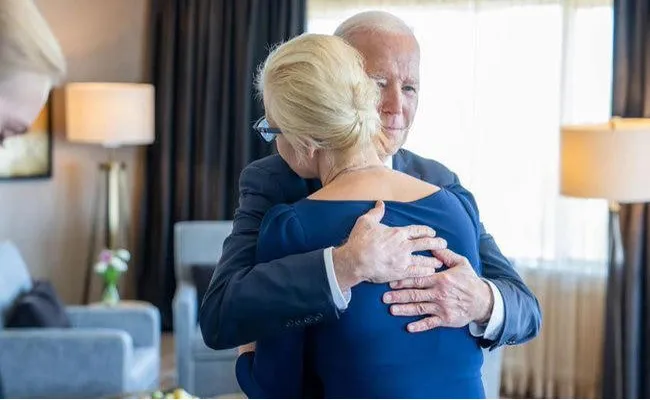 Joe Biden Consoles Alexi Navalni Wife Daughter - Sakshi