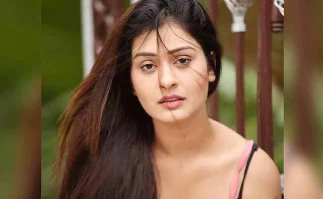 Payal Rajput Says Her Mother Went Knee Surgery - Sakshi