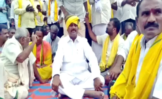 Madakasira Tdp Candidate Attacked By Gundumala Thippeswamy Followers - Sakshi