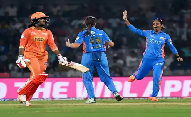 WPL 2024: Mumbai Indians Bowlers Restricted Gujarat Giants For 127 Runs - Sakshi