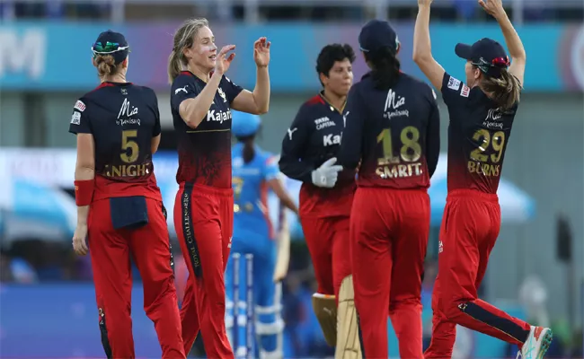 WPL 2024: RCB Bowlers Restricted Gujarat Giants For 107 Runs - Sakshi