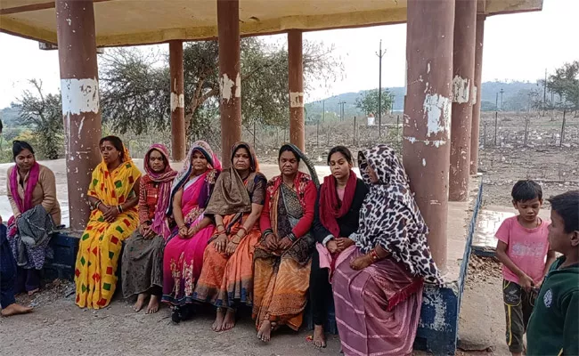 Father Death 9 Daughters Performing Last Rituals - Sakshi