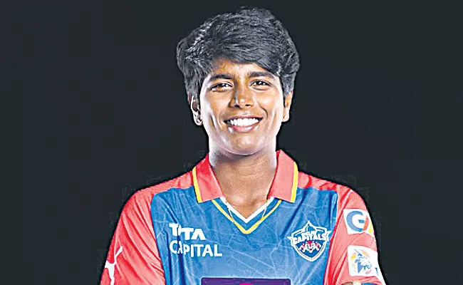 Delhi Capitals bowler Arundhati fined - Sakshi