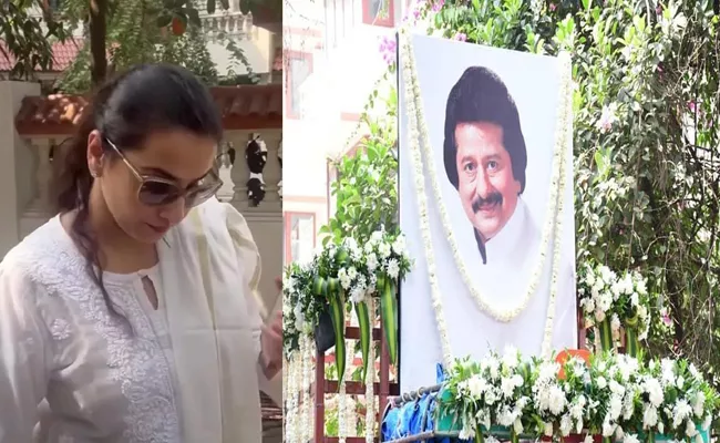 Vidya Balan Keeps Calm Fan urges for Selfies At Pankaj UdhasLast Rites - Sakshi