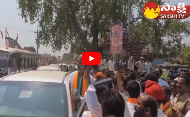 BJP Bandi Sanjay Convoy Attacked With Eggs