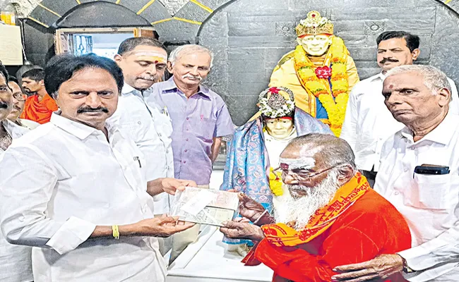 Beggar Yadi Reddy Donated 9 Lakhs To Sai Baba Temple At Vijayawada - Sakshi