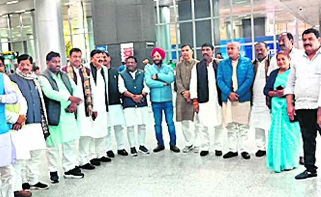 Bihar Congress MLAs Reach Hyderabad - Sakshi