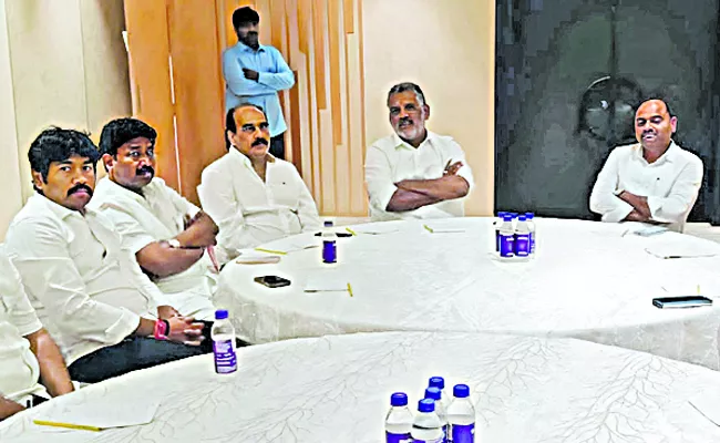 Decision in the meeting of Ongole Parliament range incharges - Sakshi