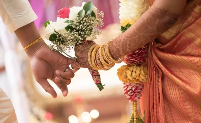 Chhattisgarh man given return gifts Helmets as at daughter wedding - Sakshi