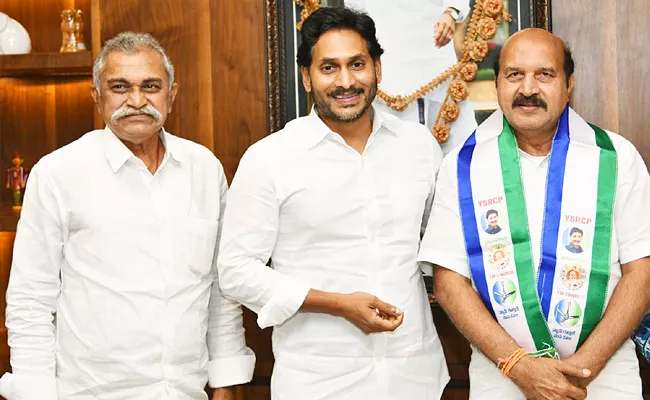 Doctor Penchalaiah Joined YSRCP Presence Of CM YS Jagan - Sakshi