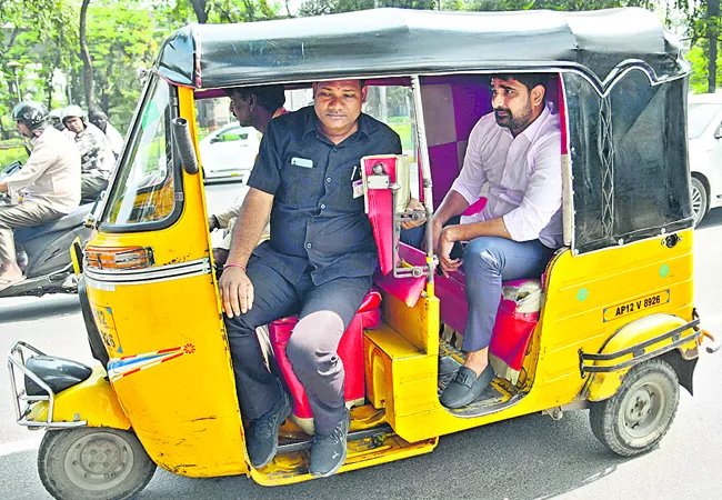 MLA Padi Kaushik Reddy Travel by Auto - Sakshi