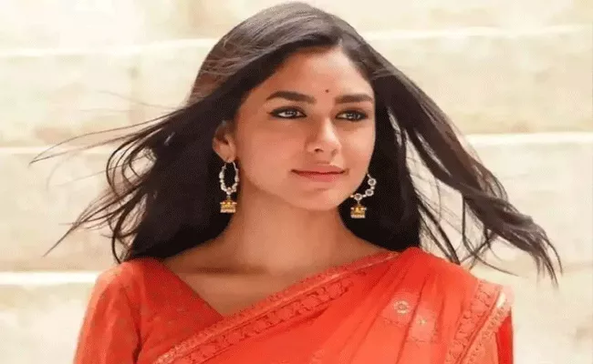 Mrunal Thakur Reveals Photographer Once Called Her Village Girl - Sakshi