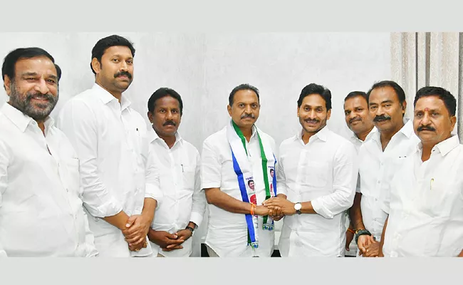 Pulivendula Tdp Leader Satish Reddy Joined Ysrcp - Sakshi