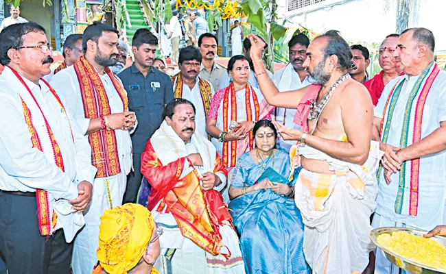 Demolition of seven temples in Bejawada during chandrababu ruling - Sakshi