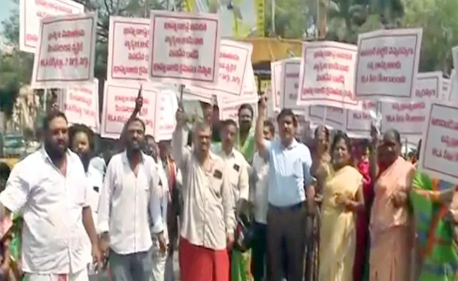 Brahmins Angry On Chandrababu In Visakhapatnam - Sakshi