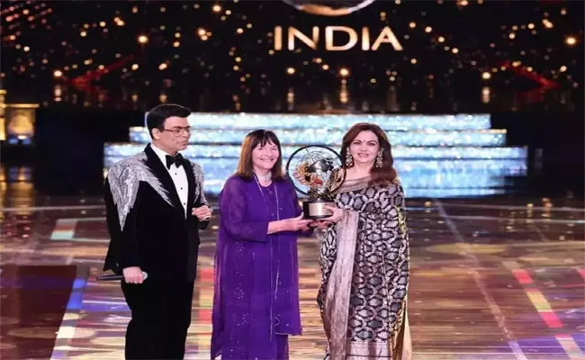 Nita Ambani Receives Miss World Foundations Humanitarian Award - Sakshi