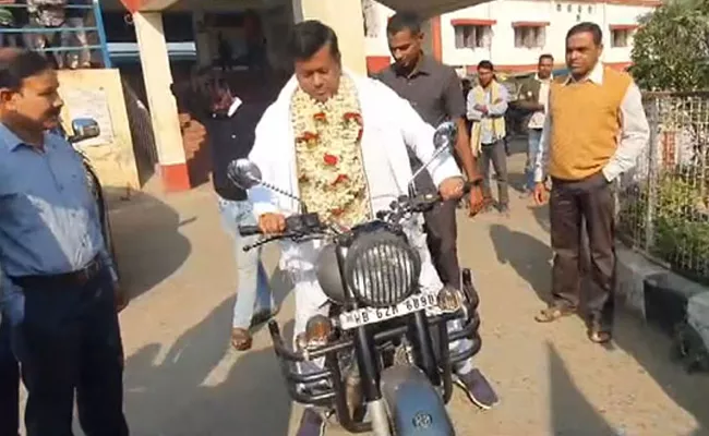 West Bengal bjp chief kickstarts Lok Sabha campaign from Balurghat on motorcycle - Sakshi