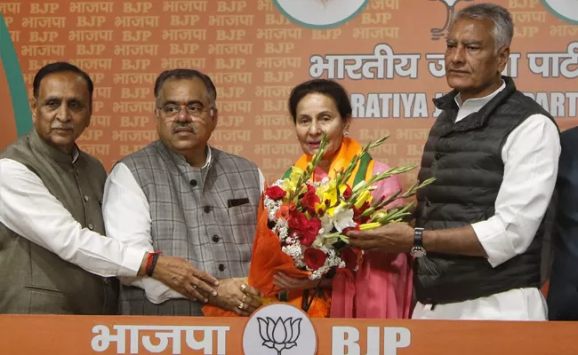 MP Preneet Kaur wife of ex Punjab CM Amarinder Singh joins BJP - Sakshi