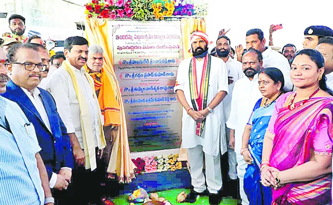 Utta Mkumar Reddy lay the foundation stone for the development works in Huzurnagar - Sakshi