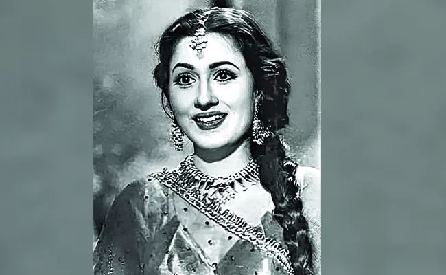 Darlings director Jasmeet K Reen to helm biopic on Madhubala - Sakshi