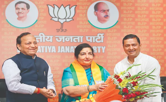 Lok sabha elections 2024:  Singer Anuradha Paudwal join in BJP - Sakshi