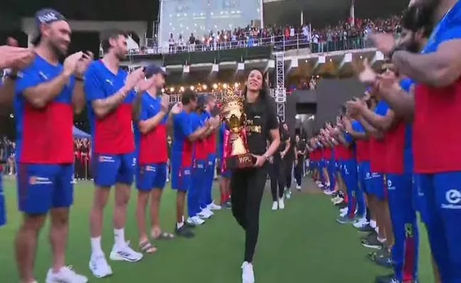 IPL 2024: RCB Team Giving Guard Of Honour To Women Team At Chinnaswamy Stadium - Sakshi