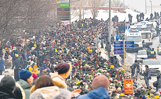 Thousands of Russians Mourn Navalny at Funeral, Defying Kremlin - Sakshi