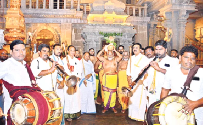 Goddess Lakshmi Pooja Being Celebrated In Yadadri Temple - Sakshi