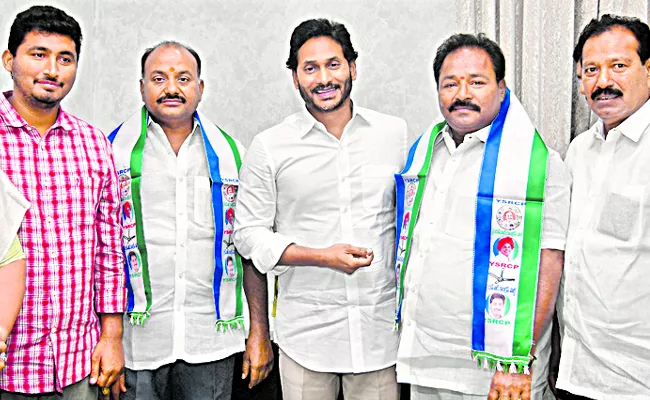 Congress leaders join YSRCP: andhra pradesh - Sakshi