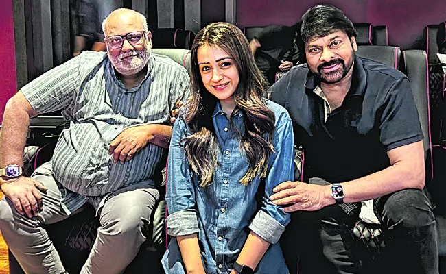 Trisha Shares Picture With Chiranjeevi And MM Keeravaani From Vishwambhara - Sakshi