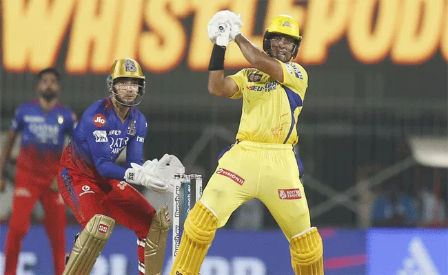 Rachin Ravindra shines on CSK debut with 15-ball 37 - Sakshi