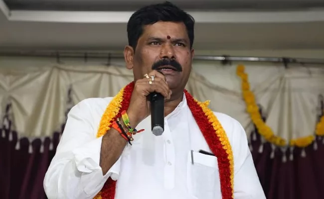 Youths chanting Modi Modi should be slapped Karnataka Minister - Sakshi