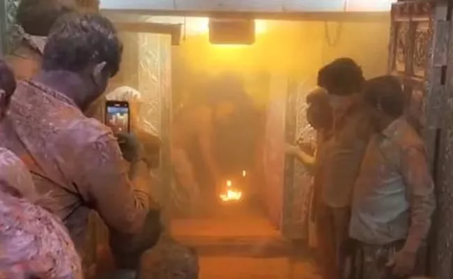 Bhasma Aarti Fire Incident Several Injured - Sakshi