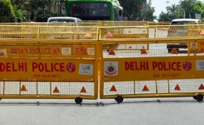 Delhi Police Beefs Up Security Amid AAP call to Gherao Modi  Residence - Sakshi