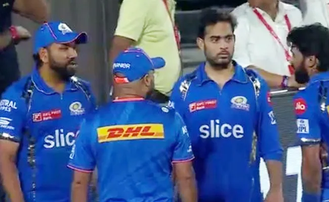 Rohit Sharma Animated Chat With Akash Ambani Hardik After MI Loss Vs SRH - Sakshi