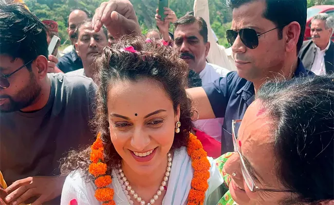 BJP Candidate Kangana Ranaut Drags Rahul Gandhi into Mandi Row - Sakshi