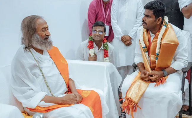 Tamil Nadu BJP President K Annamalai Meets Ravi Shankar Guruji - Sakshi