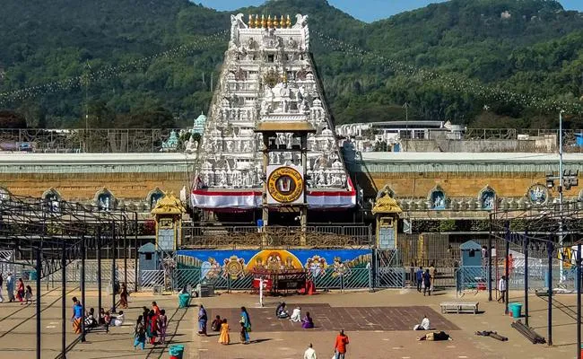 Huge Devotees Rush At Tirumala - Sakshi