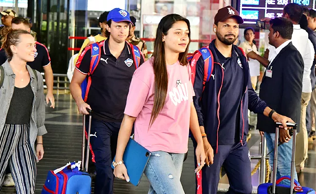  ipl players in vizag airport  - Sakshi