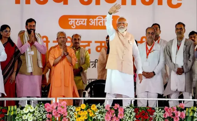 Nda Fighting Against Corruption, Opposition To Save Corrupt Says Modi - Sakshi