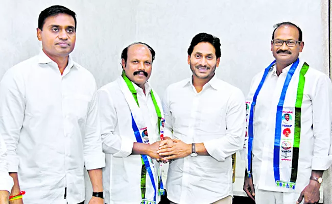 APCC Kisan Cell President Gurunadha Rao joined YSRCP - Sakshi